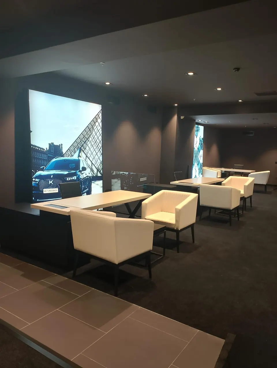 DS Store · İstanbul Göztepe Showroom — Bekleme alanı
