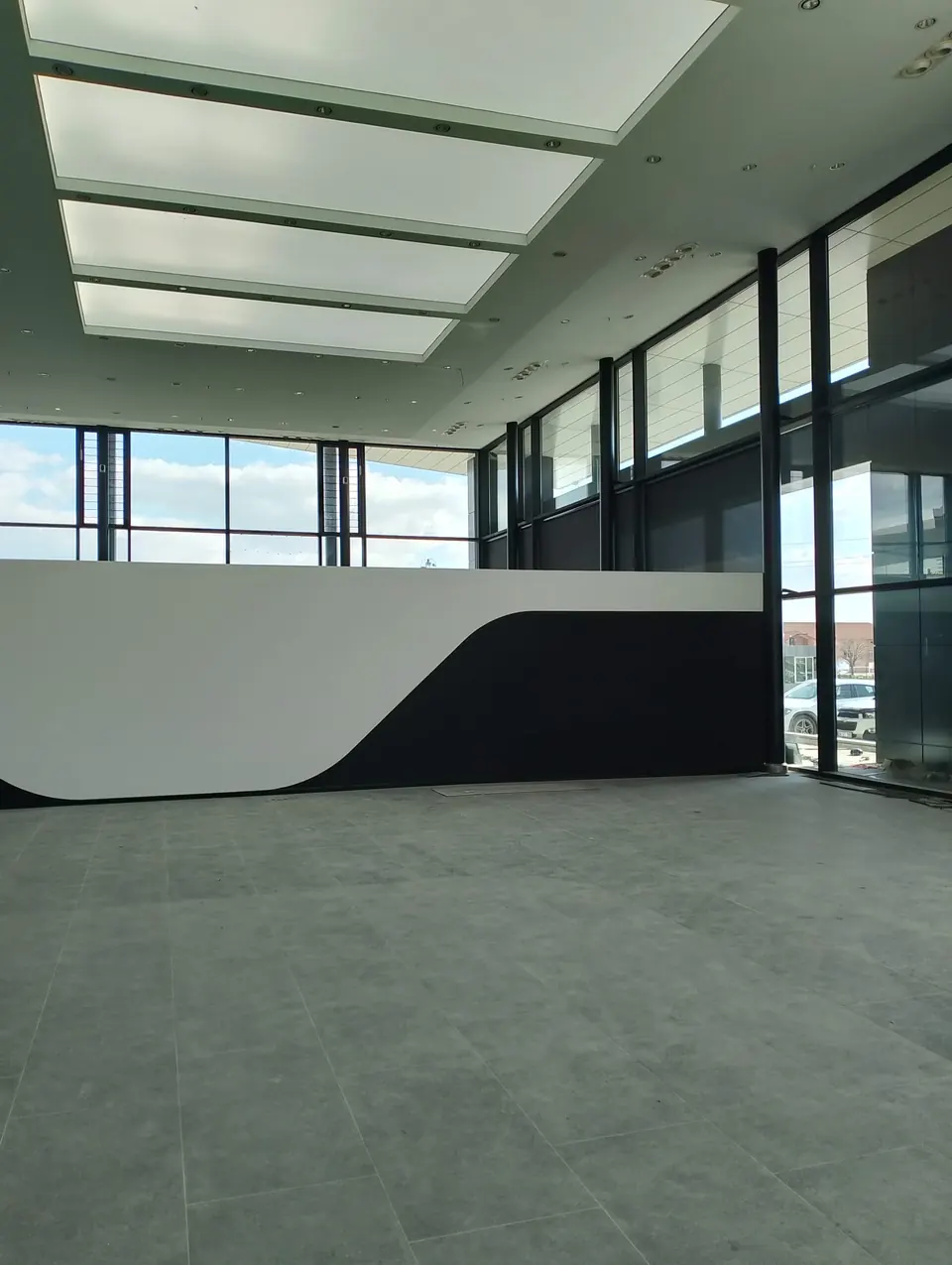 Koluman Mercedes · Aksaray Showroom — Karşılama alanı
