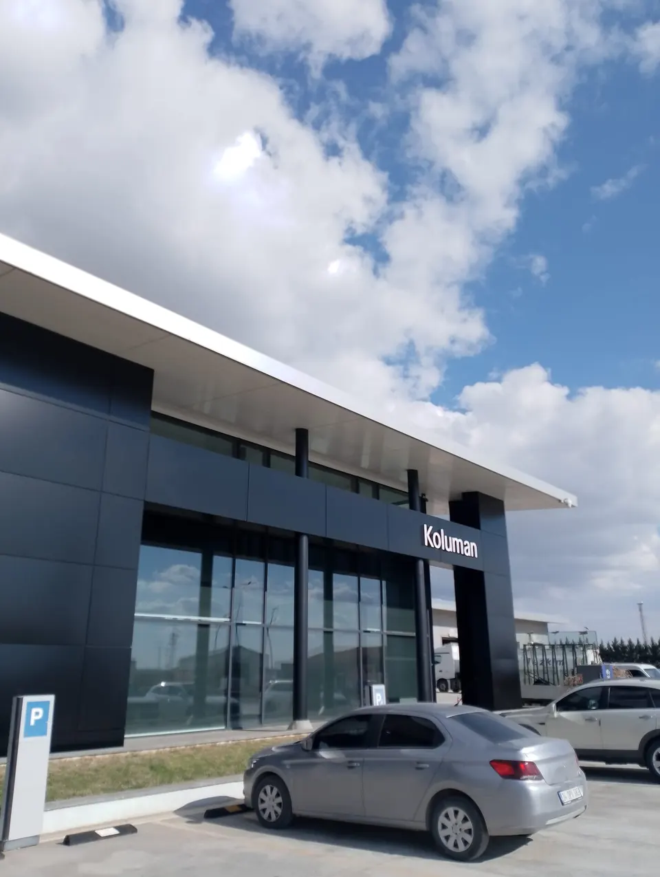 Koluman Mercedes · Aksaray Showroom / Uygulama görünümü
