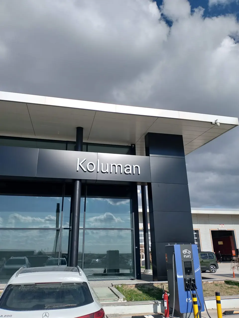 Koluman Mercedes · Aksaray Showroom / Uygulama görünümü