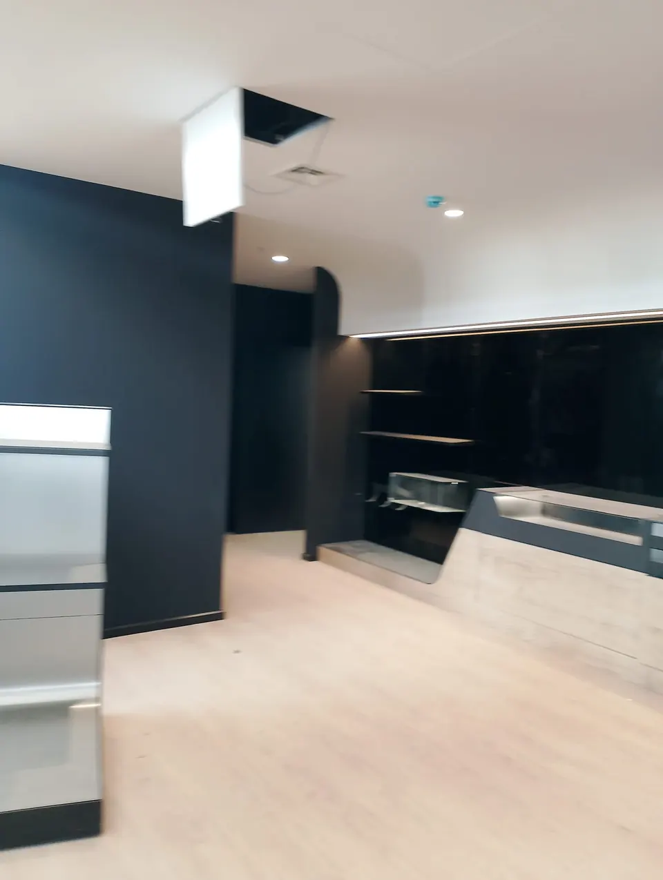 Koluman Mercedes · Aksaray Showroom — İç mekân detayı