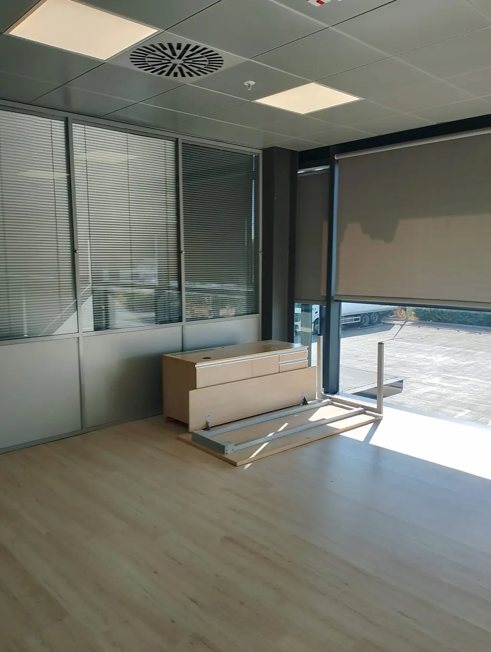 Koluman Mercedes · Ankara Gölbaşı Showroom ve Servis — Ofis birimleri