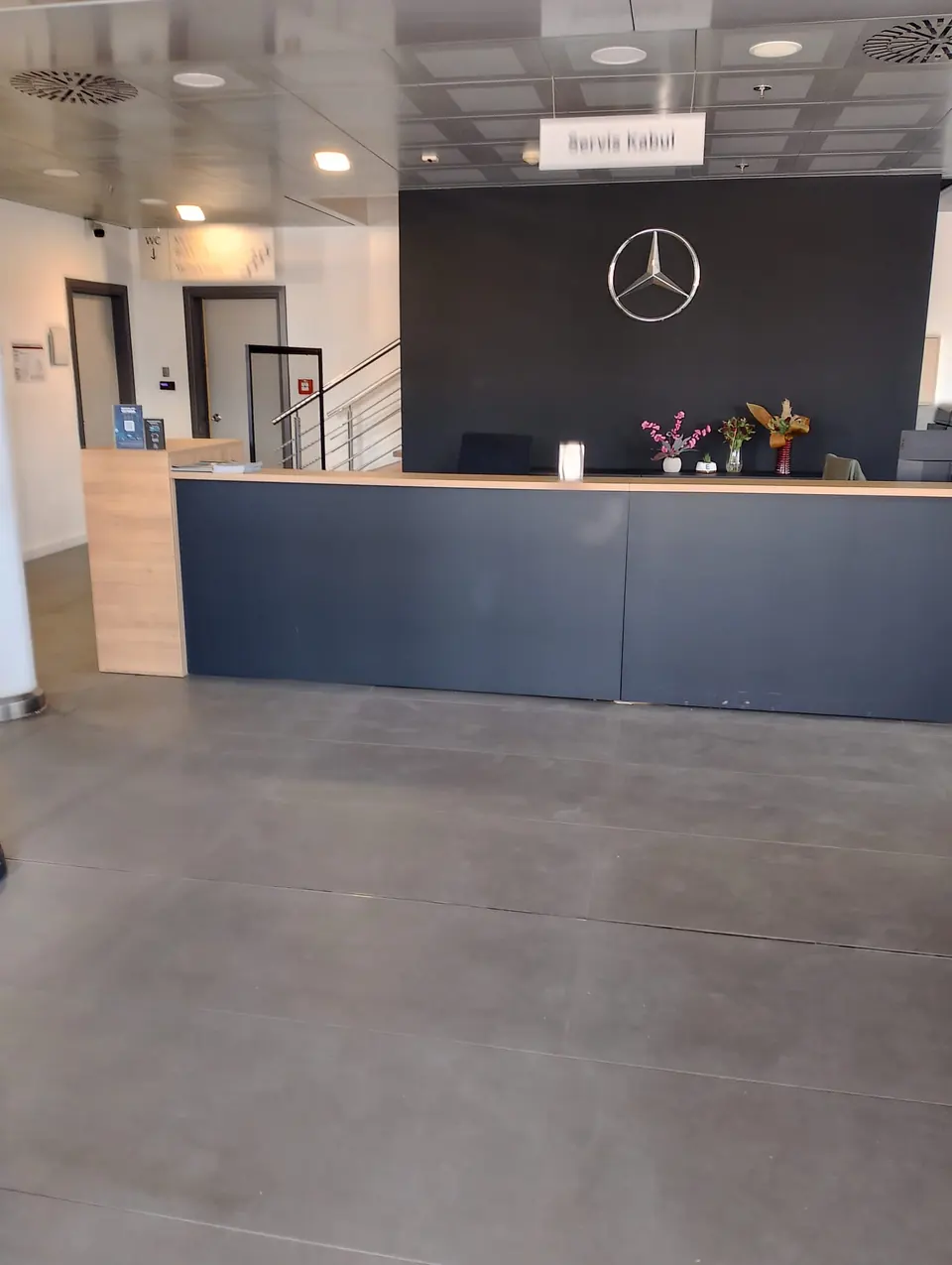 Koluman Mercedes · Ankara Gölbaşı Showroom ve Servis — Karşılama bankosu