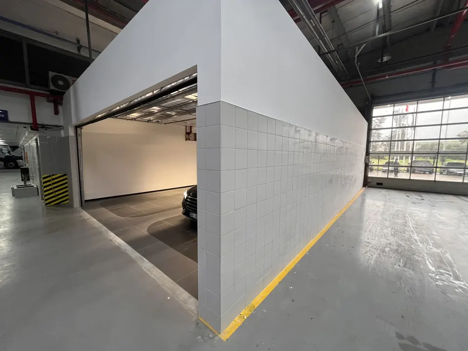 Koluman Mercedes · Tarsus Yenice Showroom / Uygulama görünümü