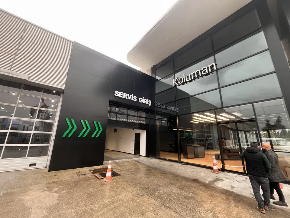 Koluman Mercedes · Tarsus Yenice Showroom / Uygulama görünümü