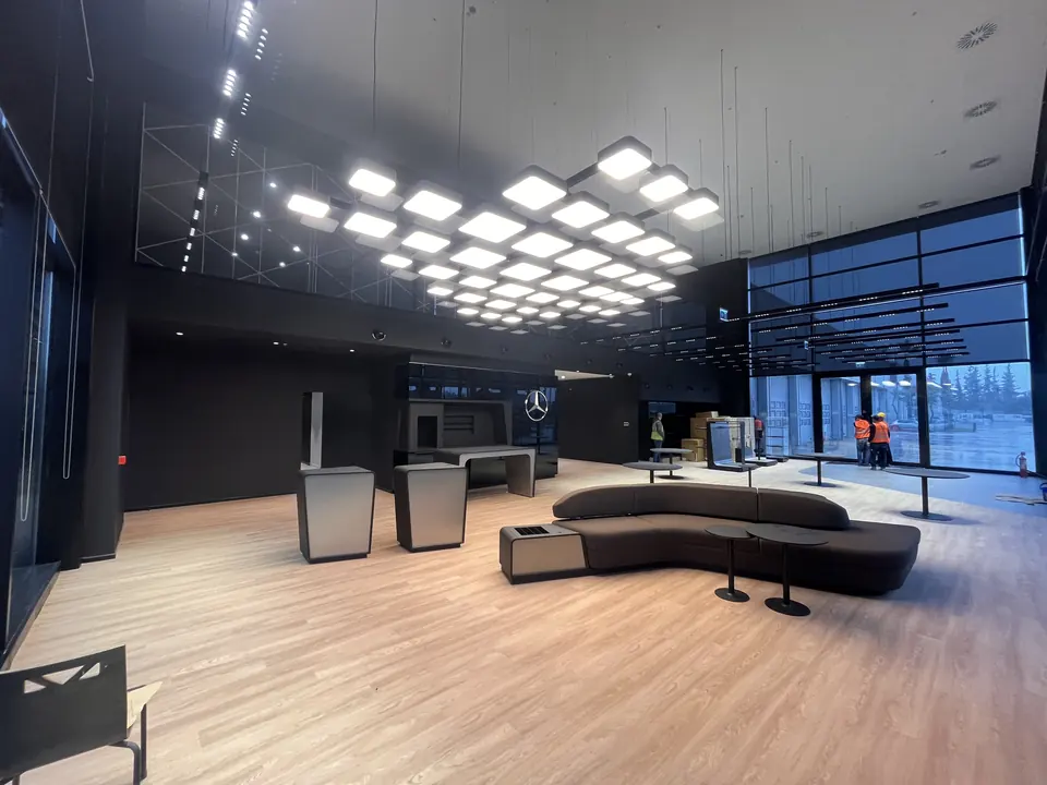 Koluman Mercedes · Tarsus Yenice Showroom / Uygulama görünümü