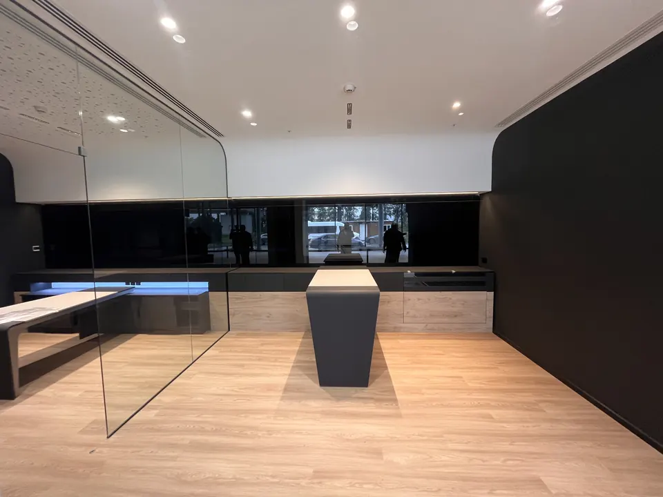 Koluman Mercedes · Tarsus Yenice Showroom — İç mekân detayı