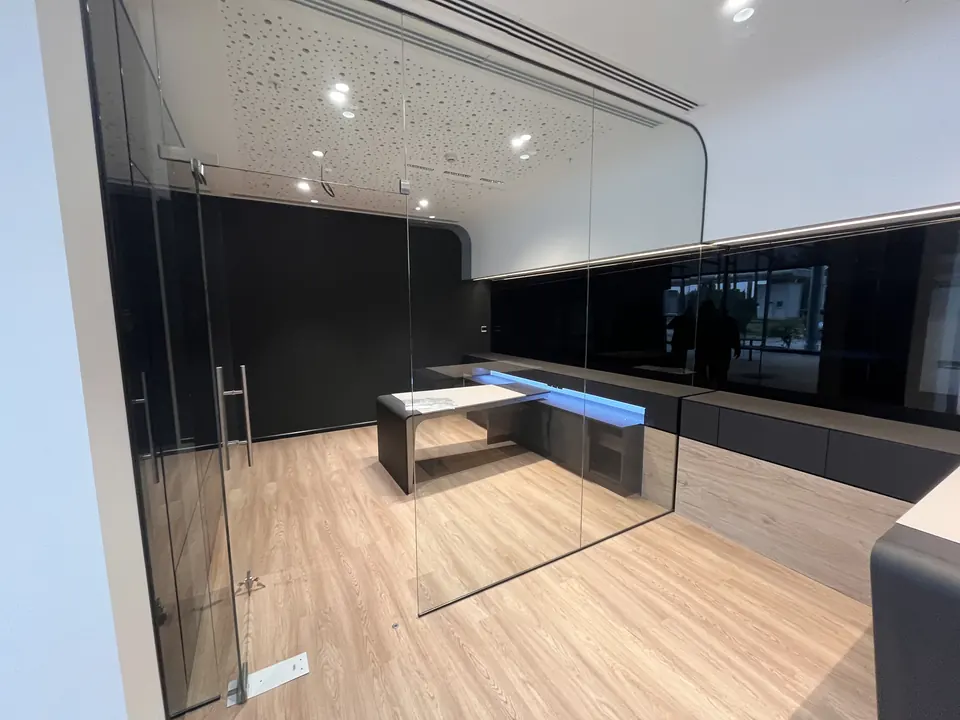 Koluman Mercedes · Tarsus Yenice Showroom / Uygulama görünümü
