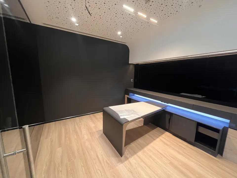 Koluman Mercedes · Tarsus Yenice Showroom / Uygulama görünümü