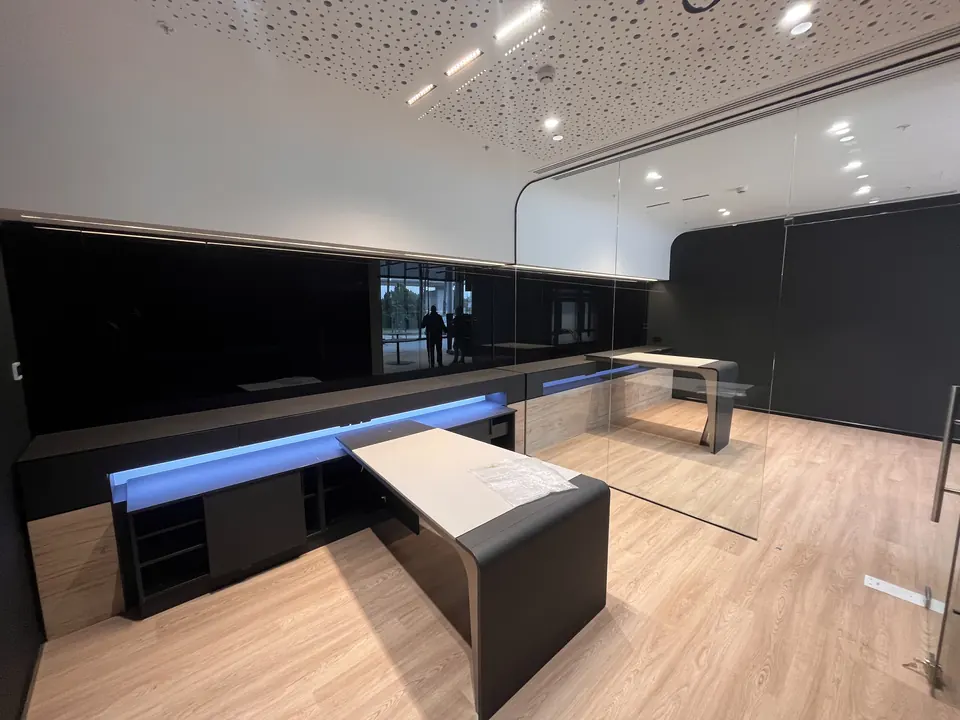 Koluman Mercedes · Tarsus Yenice Showroom / Uygulama görünümü