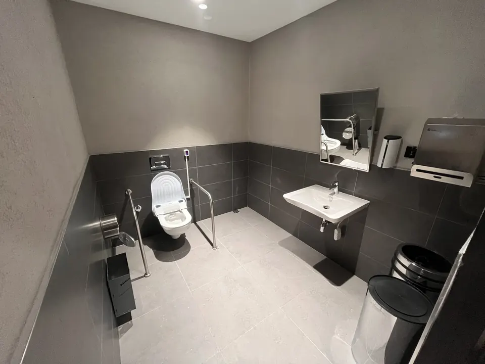 Koluman Mercedes · Tarsus Yenice Showroom / Uygulama görünümü