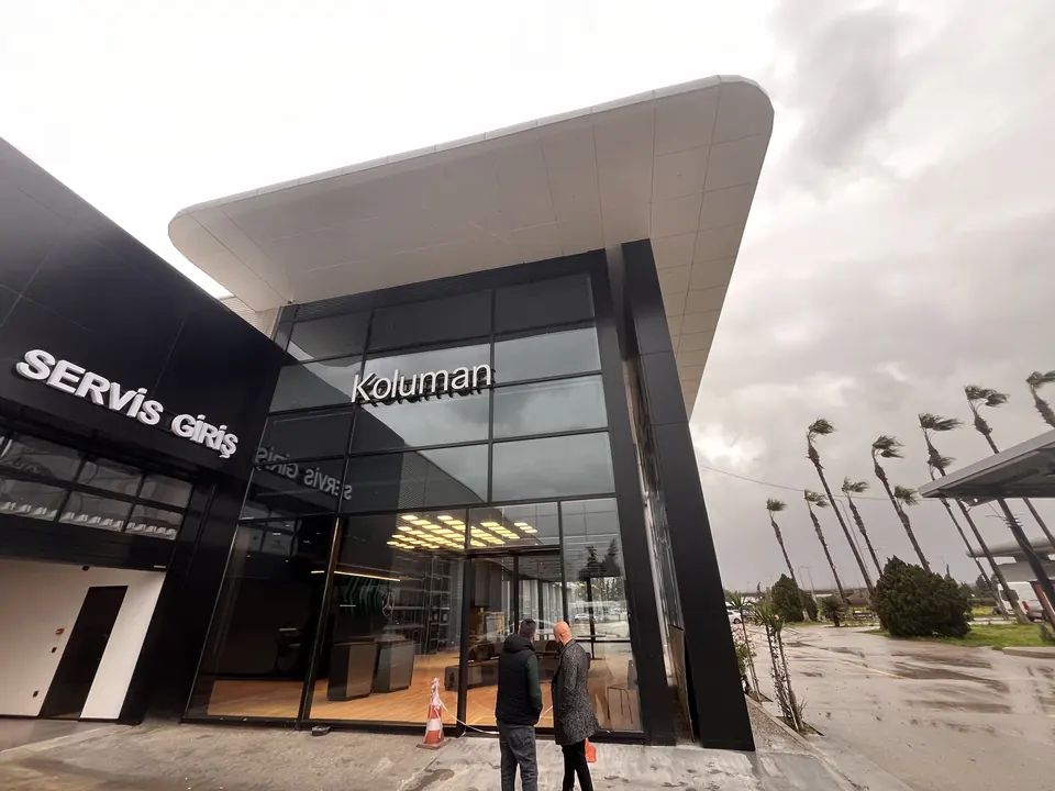 Koluman Mercedes · Tarsus Yenice Showroom / Uygulama görünümü