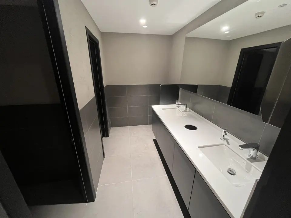 Koluman Mercedes · Tarsus Yenice Showroom / Uygulama görünümü