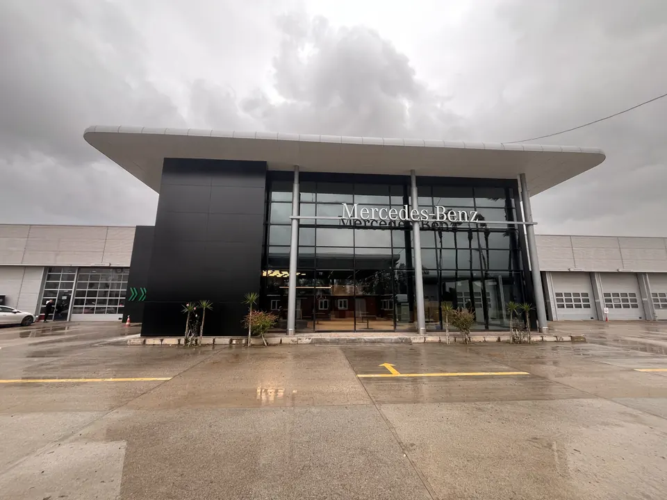Koluman Mercedes · Tarsus Yenice Showroom / Uygulama görünümü
