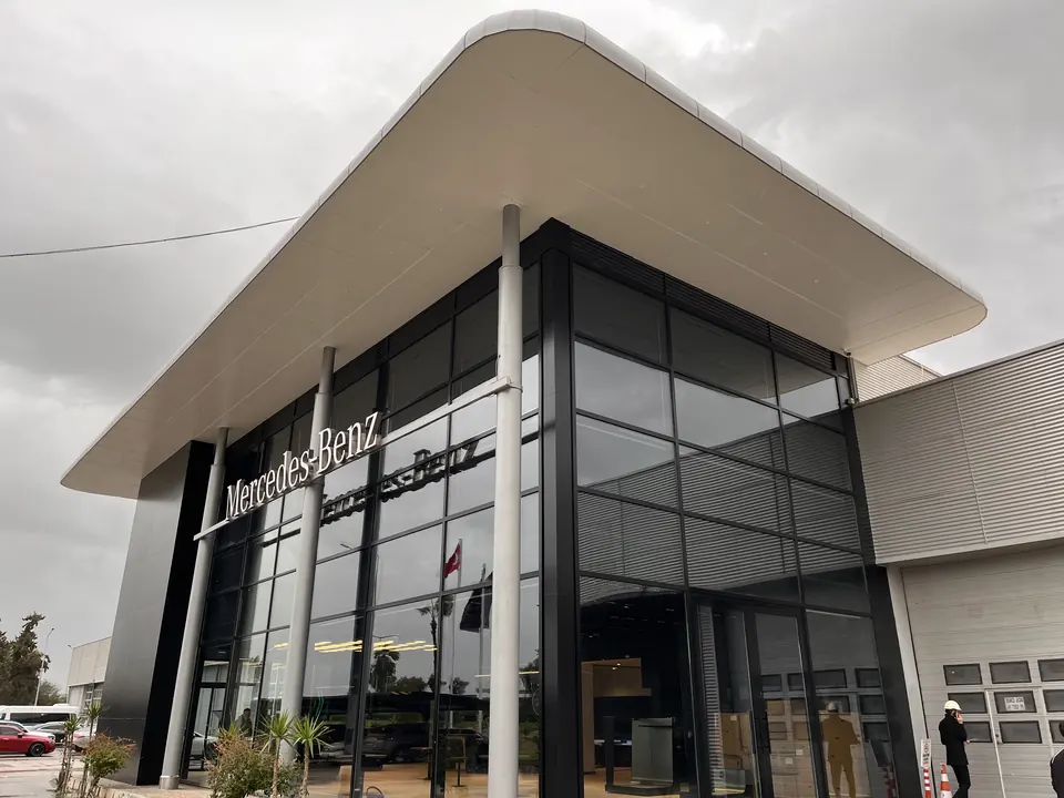 Koluman Mercedes · Tarsus Yenice Showroom / Uygulama görünümü