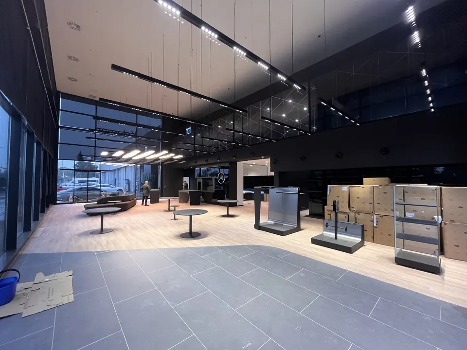 Koluman Mercedes · Tarsus Yenice Showroom / Uygulama görünümü