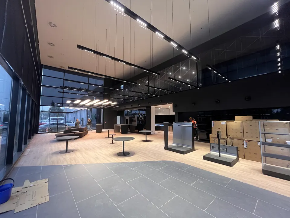 Koluman Mercedes · Tarsus Yenice Showroom / Uygulama görünümü