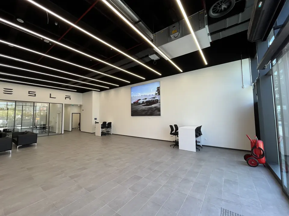 Tesla · Forum İstanbul Showroom ve Servis / Uygulama görünümü
