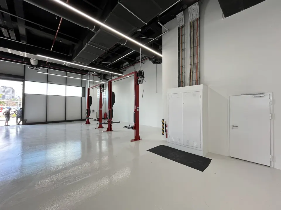 Tesla · Forum İstanbul Showroom ve Servis / Uygulama görünümü