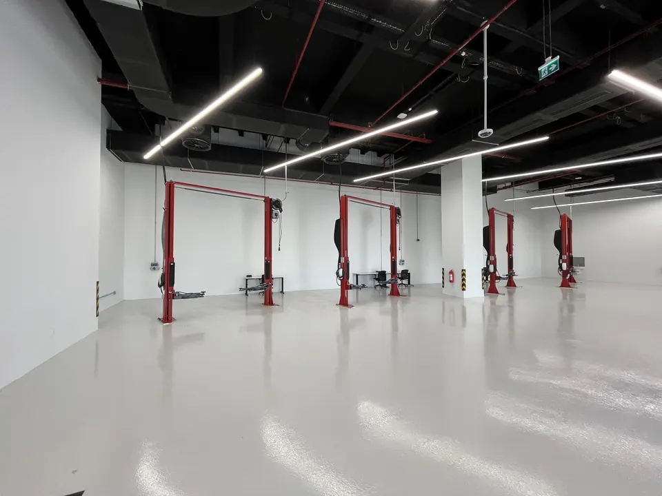 Tesla · Forum İstanbul Showroom ve Servis / Uygulama görünümü