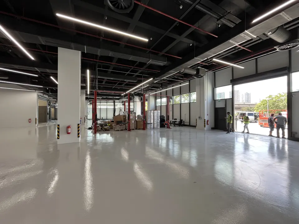Tesla · Forum İstanbul Showroom ve Servis — Servis alanı