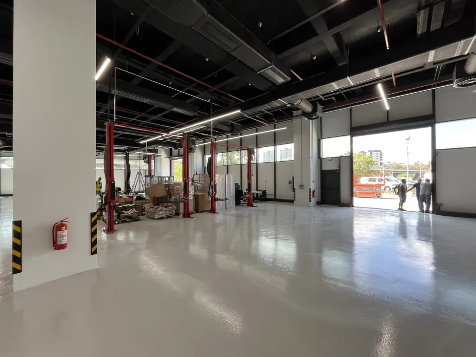 Tesla · Forum İstanbul Showroom ve Servis / Uygulama görünümü