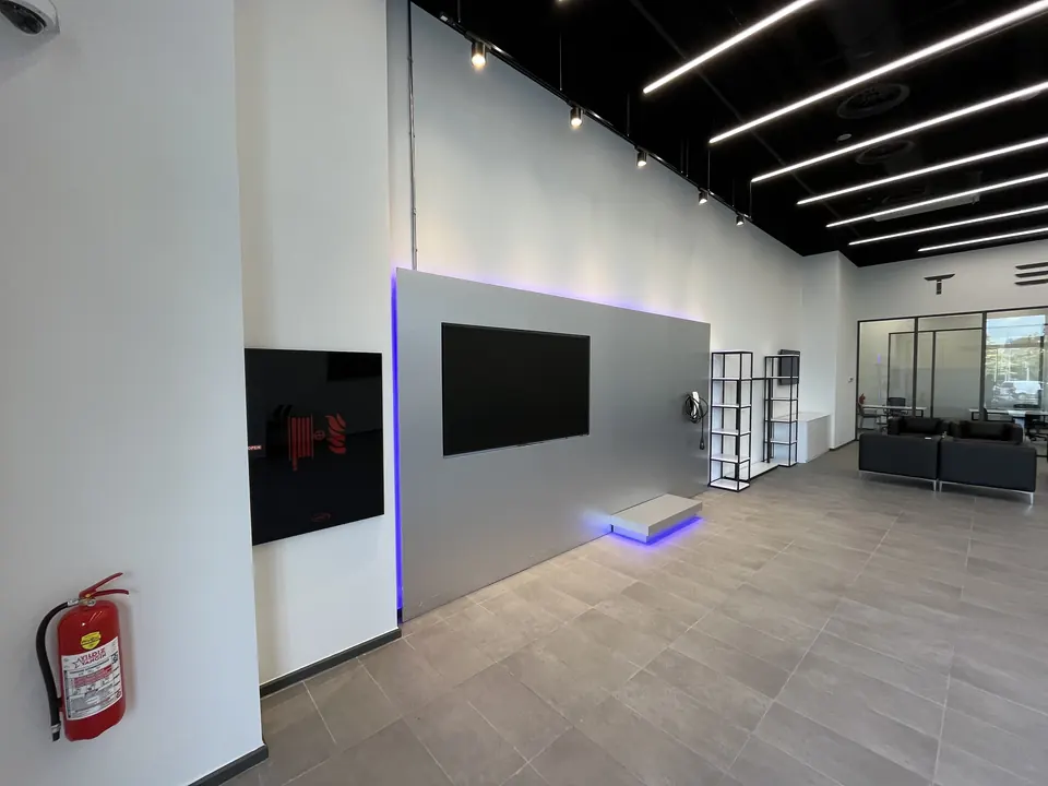 Tesla · Forum İstanbul Showroom ve Servis / Uygulama görünümü