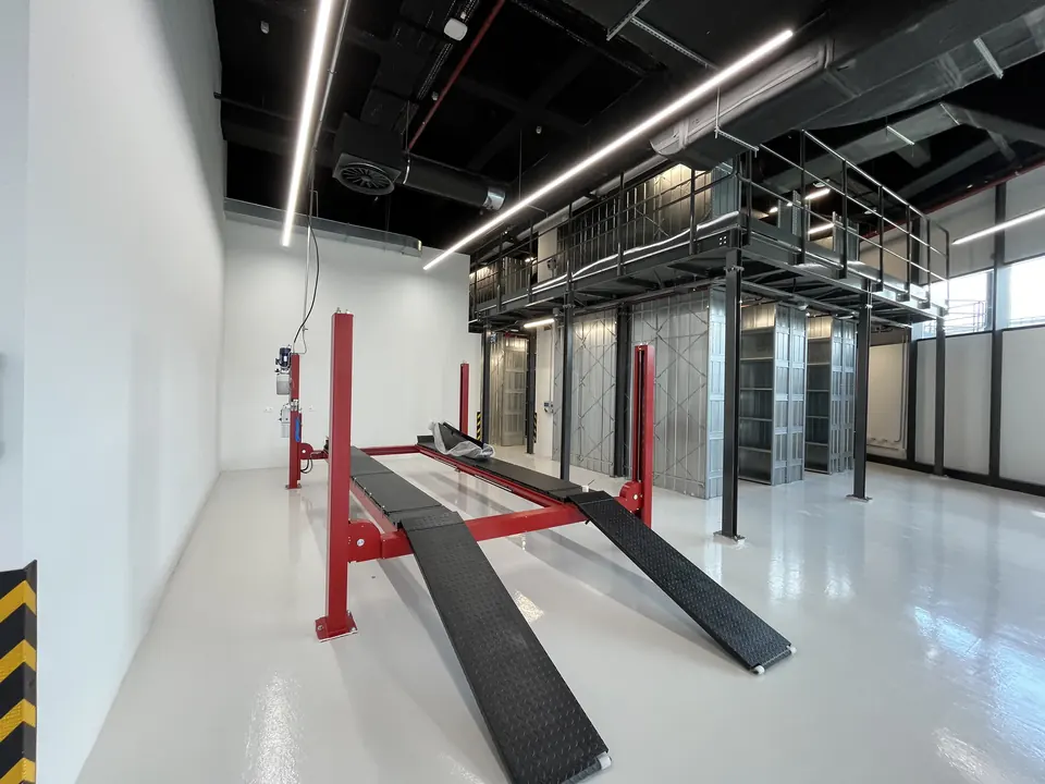 Tesla · Forum İstanbul Showroom ve Servis / Uygulama görünümü