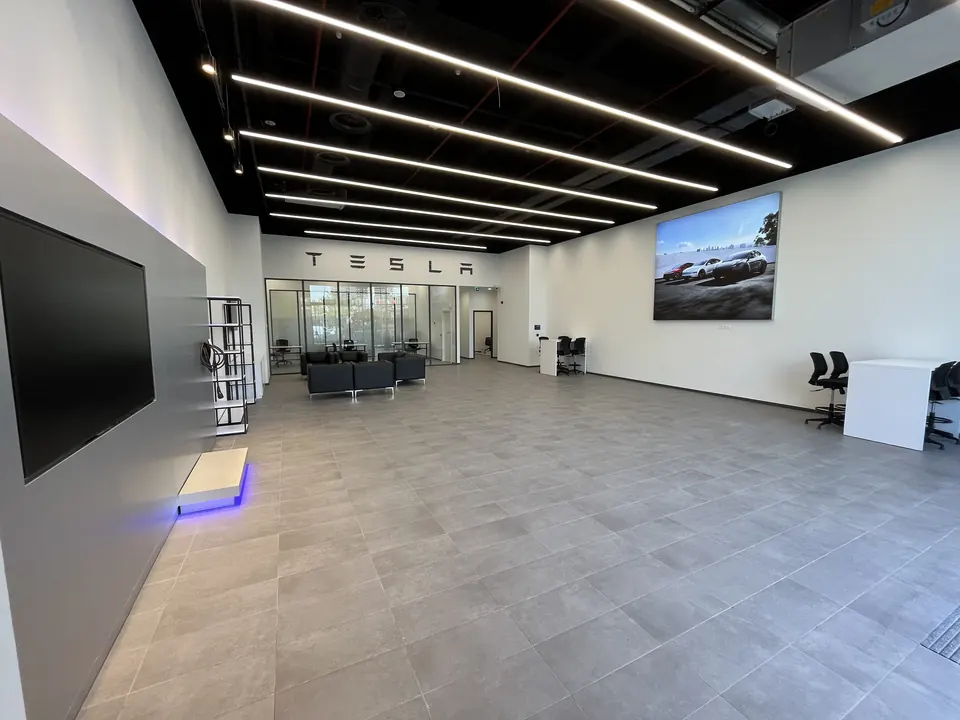 Tesla · Forum İstanbul Showroom ve Servis / Uygulama görünümü