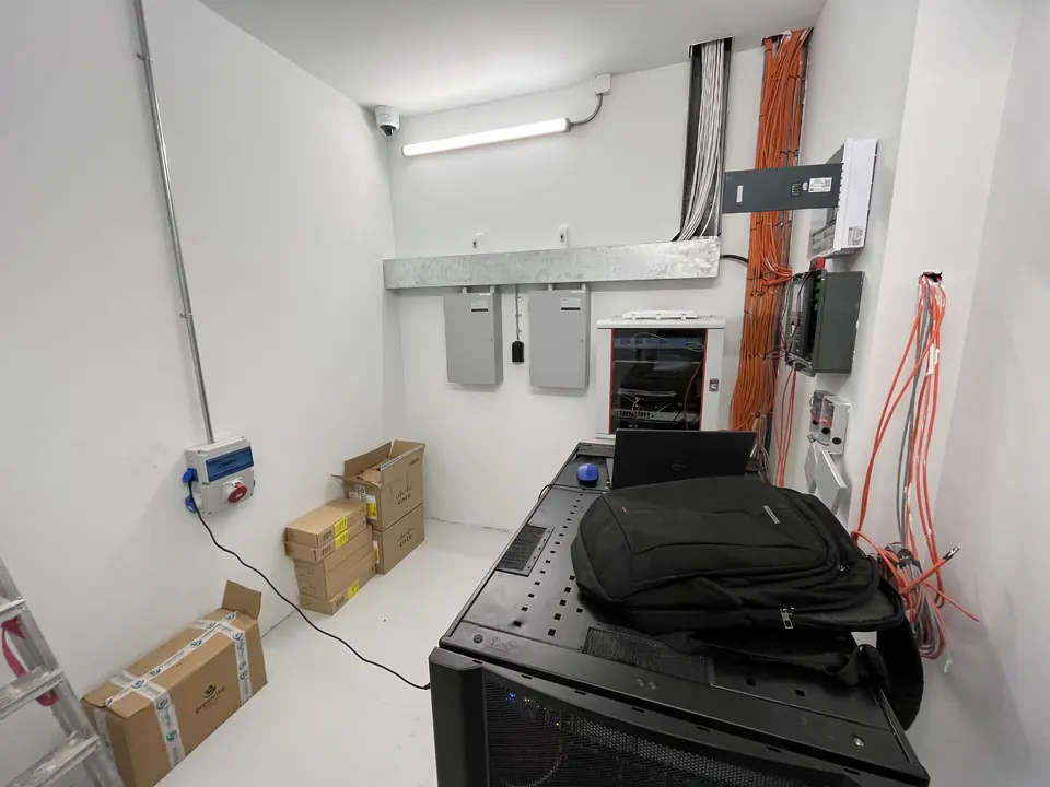 Tesla · Forum İstanbul Showroom ve Servis / Uygulama görünümü