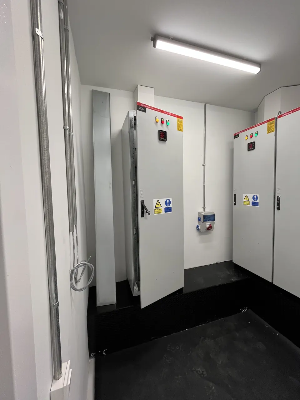 Tesla · Forum İstanbul Showroom ve Servis / Uygulama görünümü