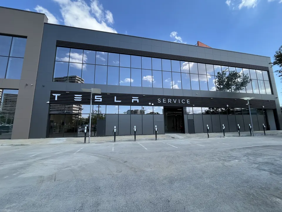 Tesla · Forum İstanbul Showroom ve Servis / Uygulama görünümü