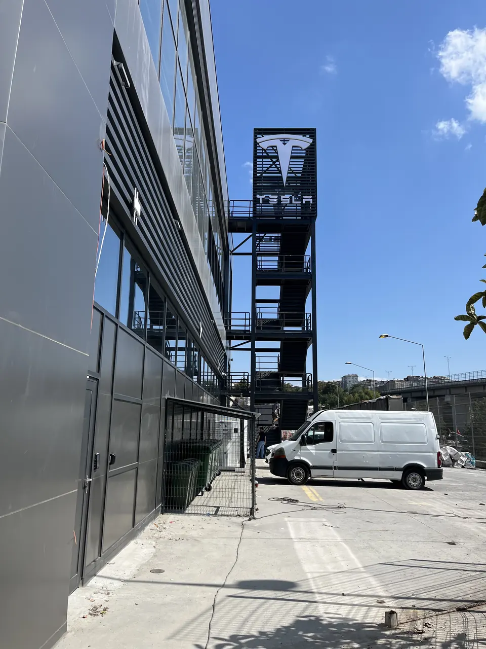 Tesla · Forum İstanbul Showroom ve Servis / Uygulama görünümü