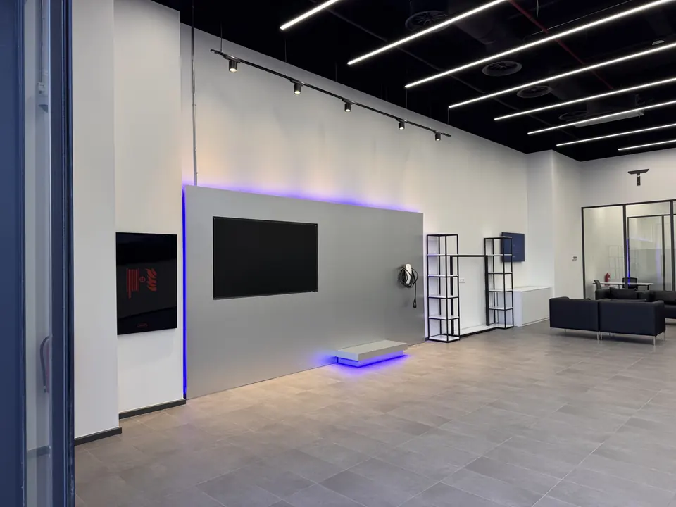 Tesla · Forum İstanbul Showroom ve Servis / Uygulama görünümü