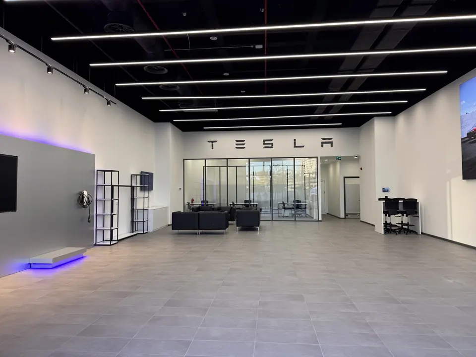 Tesla · Forum İstanbul Showroom ve Servis / Uygulama görünümü