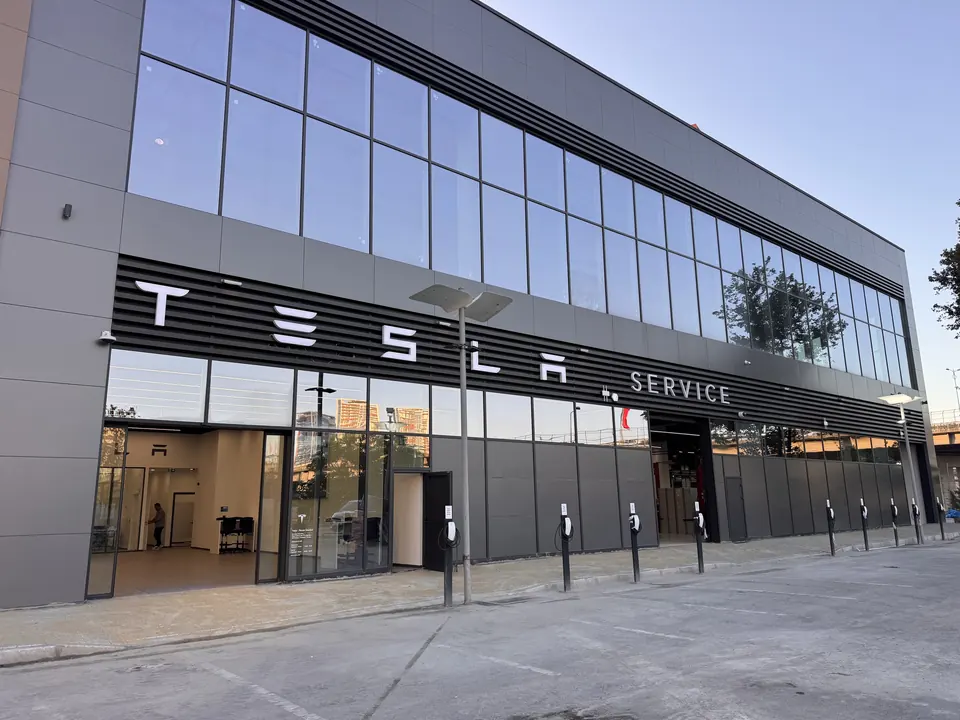 Tesla · Forum İstanbul Showroom ve Servis / Uygulama görünümü