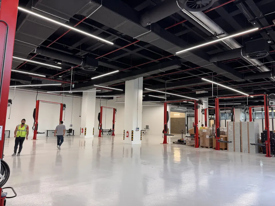 Tesla · Forum İstanbul Showroom ve Servis / Uygulama görünümü
