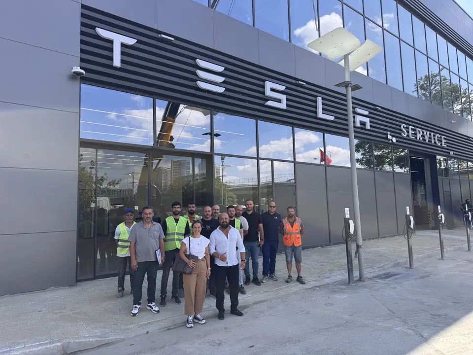 Tesla · Forum İstanbul Showroom ve Servis / Uygulama görünümü