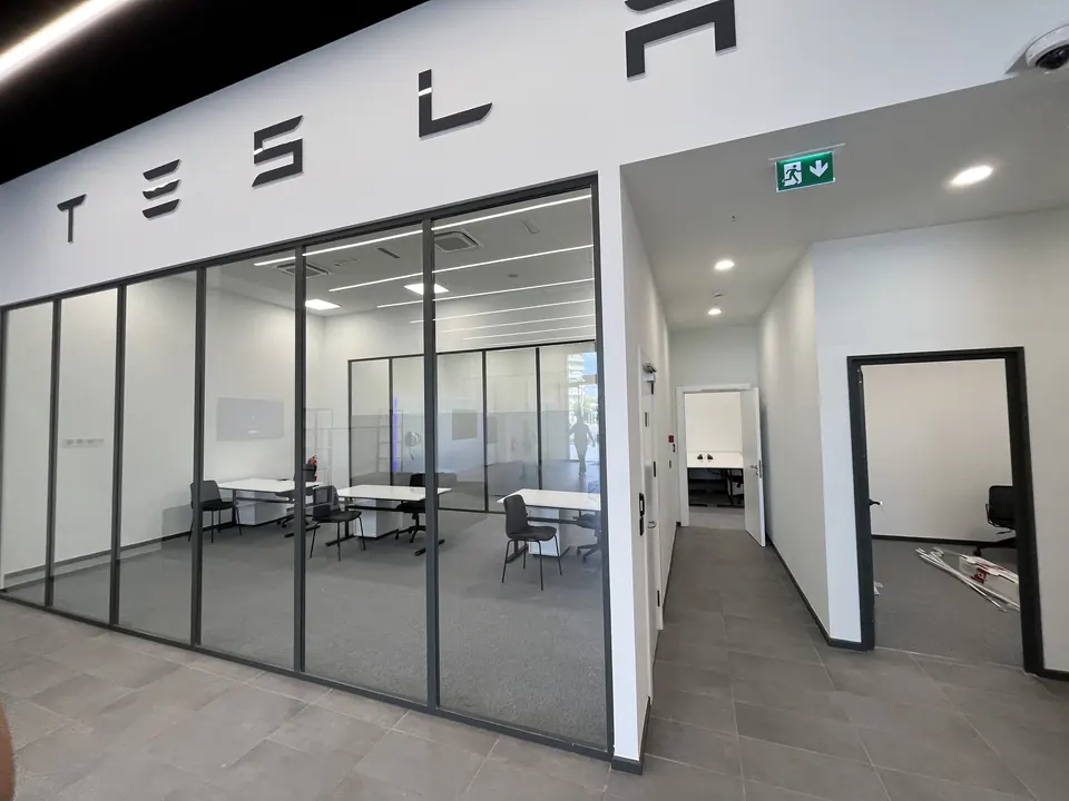 Tesla · Forum İstanbul Showroom ve Servis / Uygulama görünümü