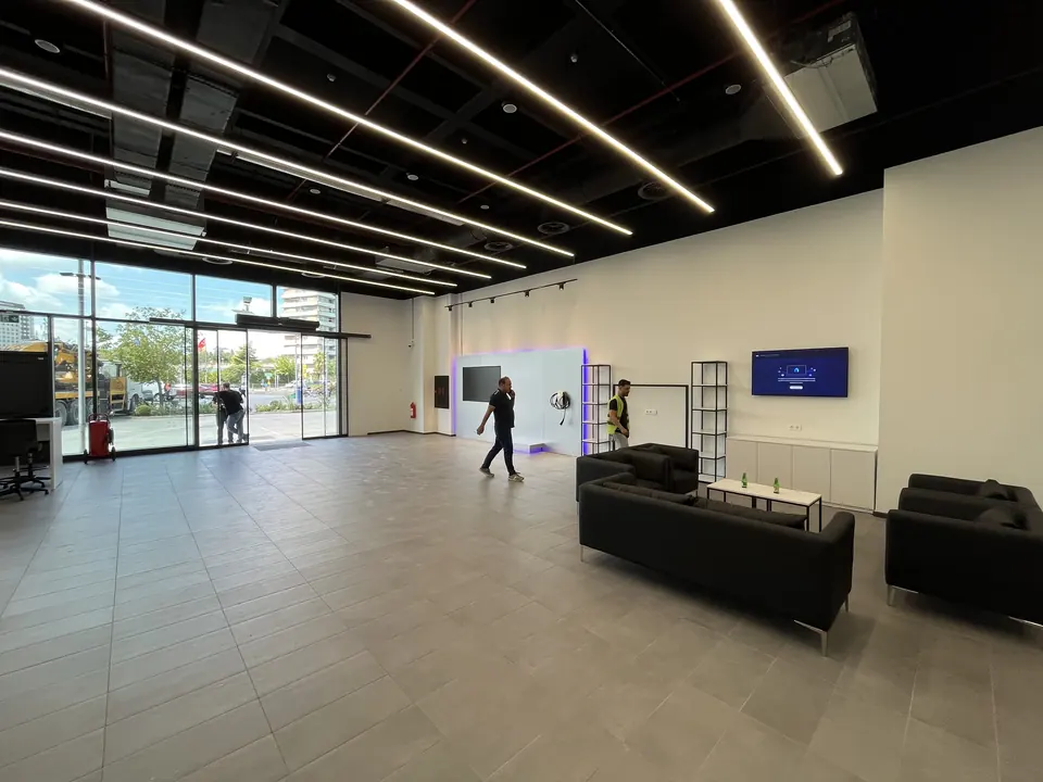 Tesla · Forum İstanbul Showroom ve Servis / Uygulama görünümü