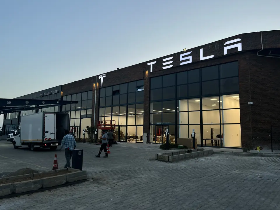Tesla · Westpark İzmir Showroom ve Servis / Uygulama görünümü