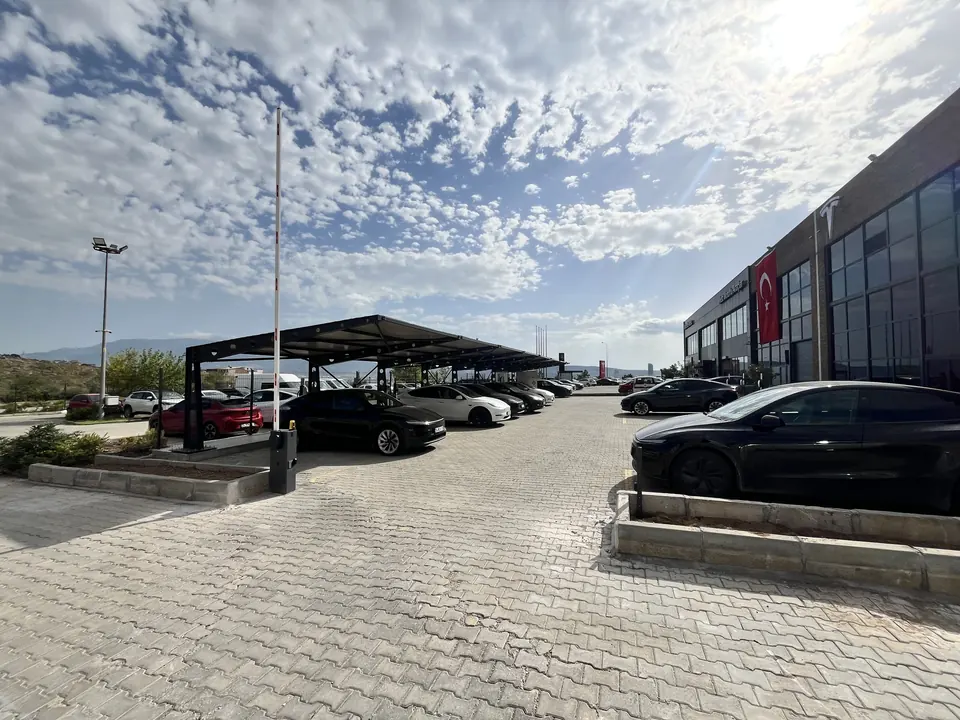 Tesla · Westpark İzmir Showroom ve Servis / Uygulama görünümü