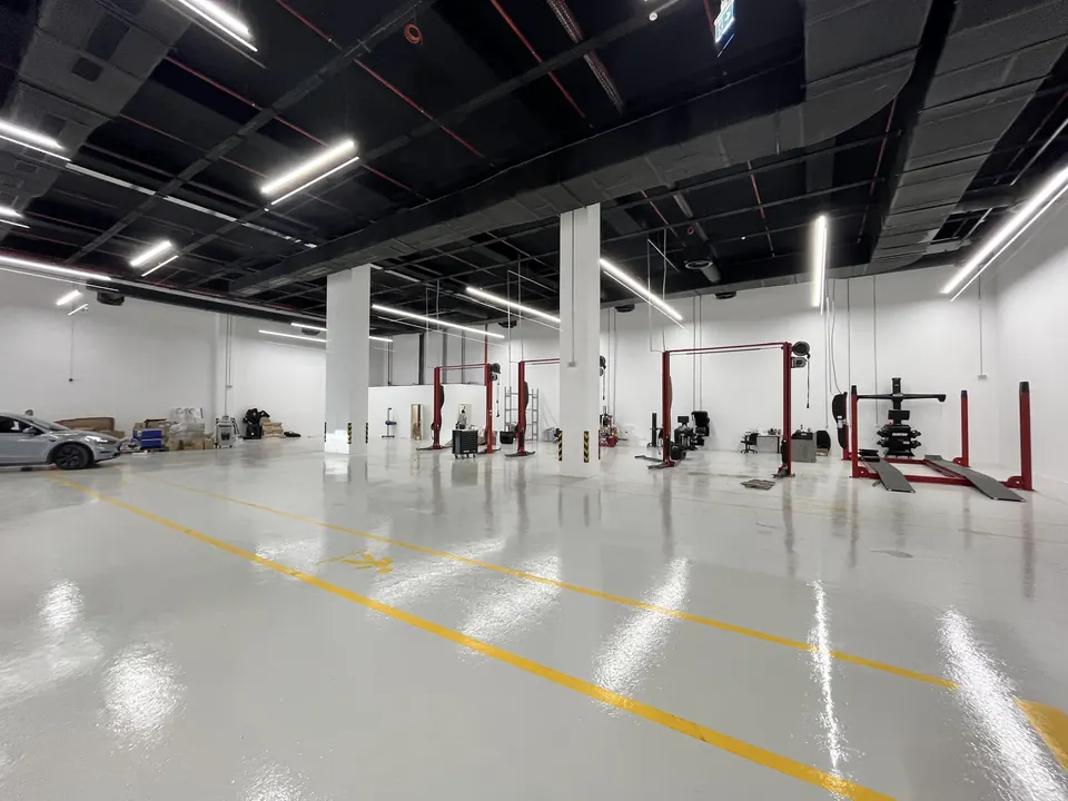 Tesla · Westpark İzmir Showroom ve Servis / Uygulama görünümü