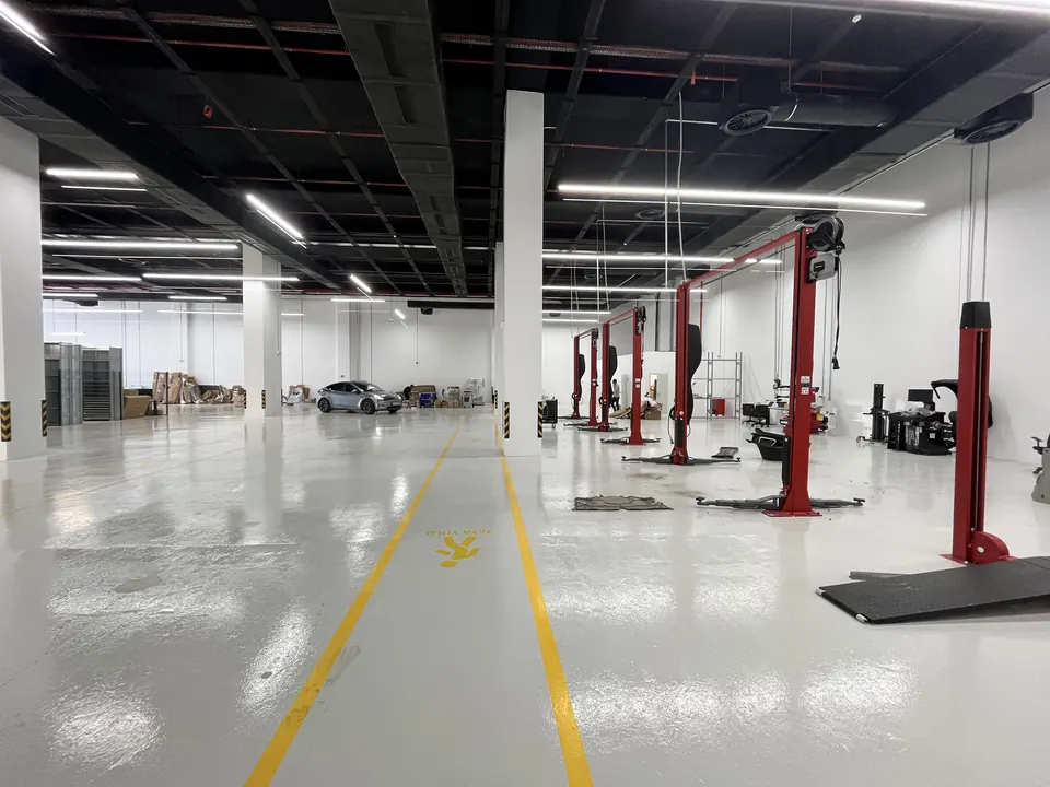 Tesla · Westpark İzmir Showroom ve Servis / Uygulama görünümü