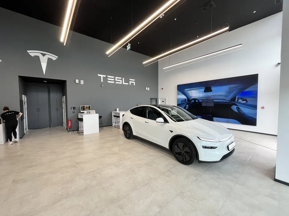Tesla · Westpark İzmir Showroom ve Servis — Showroom