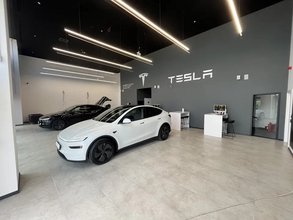 Tesla · Westpark İzmir Showroom ve Servis / Uygulama görünümü