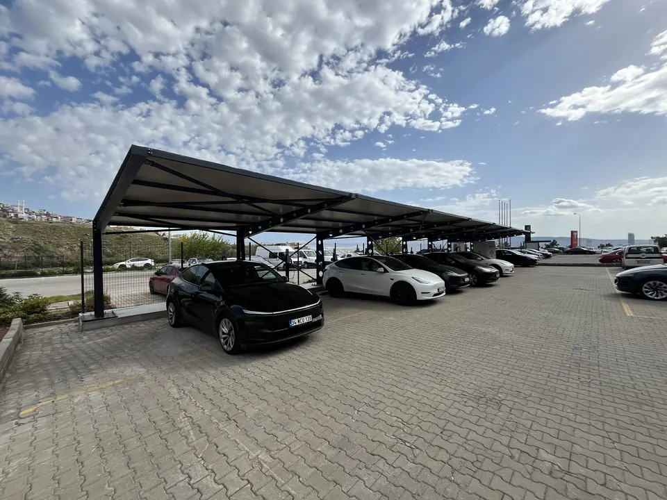Tesla · Westpark İzmir Showroom ve Servis — Açık alan