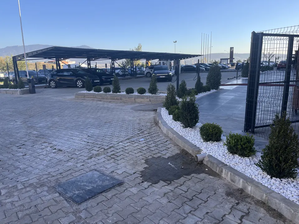 Tesla · Westpark İzmir Showroom ve Servis / Uygulama görünümü