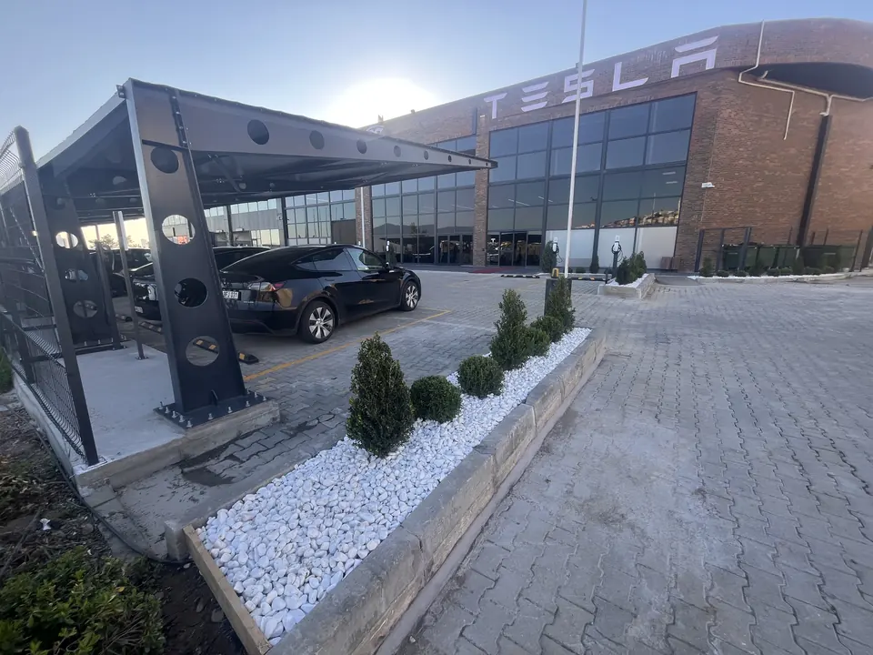 Tesla · Westpark İzmir Showroom ve Servis / Uygulama görünümü