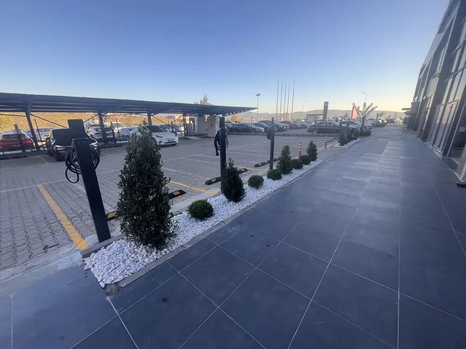 Tesla · Westpark İzmir Showroom ve Servis / Uygulama görünümü